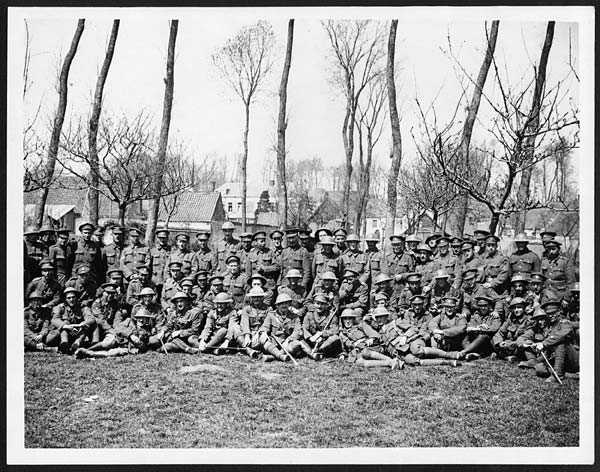 Photographie en noir et blanc – De nombreux soldats terre-neuviens posent pour une photo régimentaire.